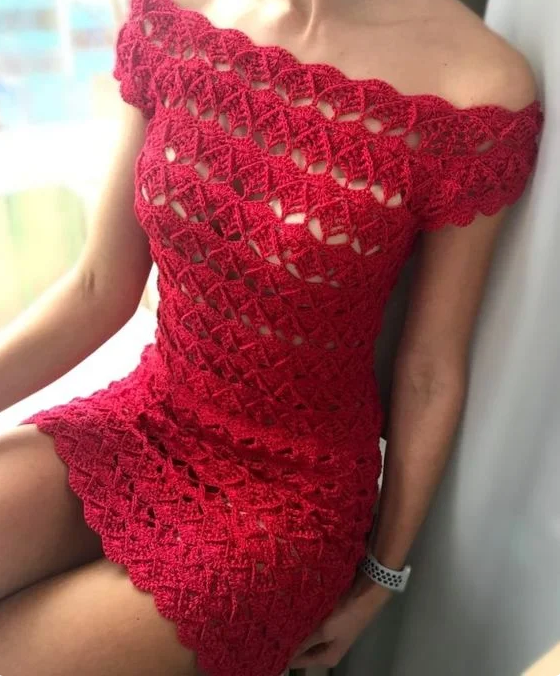 Маленькое красное платье, связанное крючком