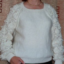 пуловер с ажурными рукавами