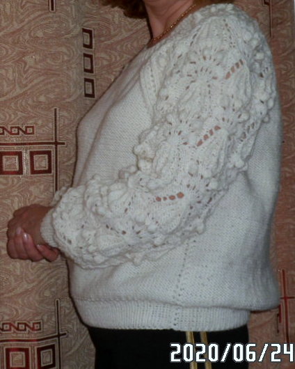пуловер с ажурными рукавами