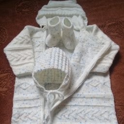 Конверт, шапочка, пинетки.