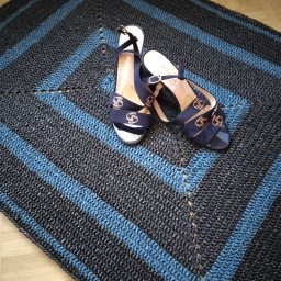 Коврик из мусорных пакетов.