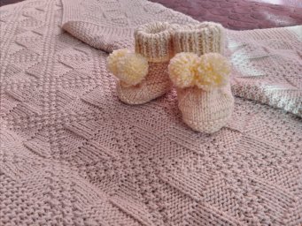 Плед и пинетки спицами.