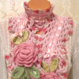 Шарфик крючком с розами и ленточкой.