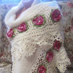 Белая шаль с розами
