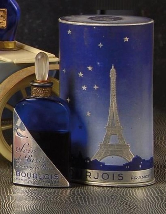 Костюм "Вечер в Париже" - аллюзия на духи Буржуа.