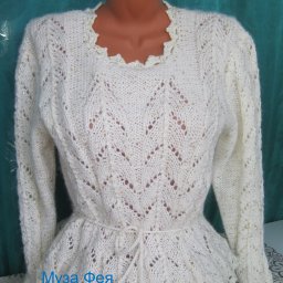 Белая кофточка в талию.