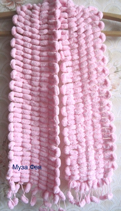 Розовый шарфик спицами из помпонной пряжи
