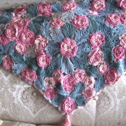 Шаль крючком из роз и пёрышек.