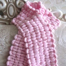 Розовый шарфик спицами из помпонной пряжи
