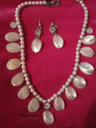 Колье и серьги из перламутровых пуговиц