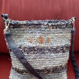 Вязанная сумка из джинсы.