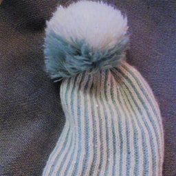 шапочка с бумбоном, спицами