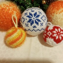 Вяжем вместе новогодние шары спицами по схеме и описанию
