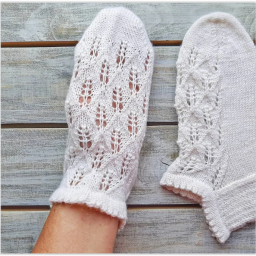 ЛЕГКИЕ КРУЖЕВНЫЕ НОСОЧКИ - ВЯЖЕМ КРАСИВУЮ МОДЕЛЬ СПИЦАМИ