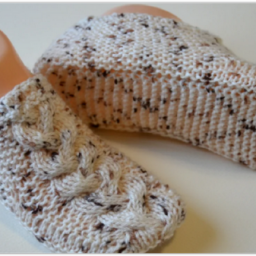 БЕСШОВНЫЕ ДВУХЦВЕТНЫЕ СЛЕДКИ С КОСОЙ НА ДВУХ СПИЦАХ - ВЯЖУТСЯ ОЧЕНЬ ПРОСТО!