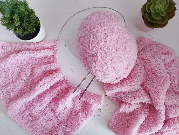 ​Розовый джемпер из махровой пряжи