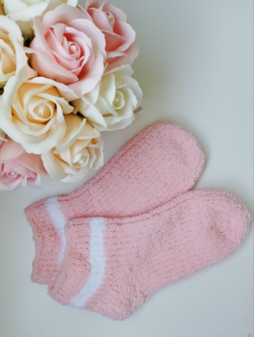 Розовые носки спицами