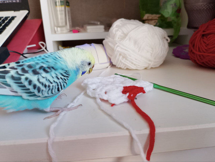 Кардиган из сердечек для маленькой принцессы: красно-белая нежность крючком