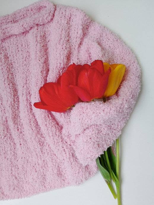 ​Розовый джемпер из махровой пряжи