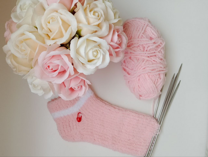 Розовые носки спицами