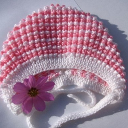 Нарядный тёплый чепчик для девочки спицами