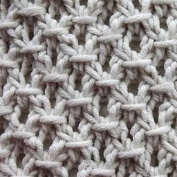 Красивый объемный узор связан спицами