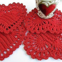 Вязаные сердечки - подставочки под горячее.