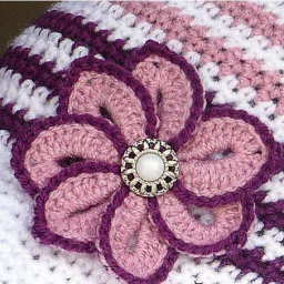 Вязаный крючком цветок с пуговицей