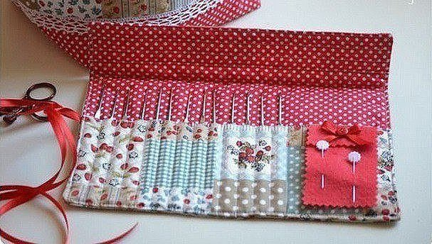 Маленькие самодельные хитрости для хранения крючков, спиц, иголок. Маленькие самодельные хитрости для хранения крючков, спиц, иголок.