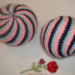 Мячи - погремушки из остатков пряжи