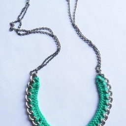 Ожерелье из цепи обвязанное крючком