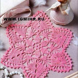 Розовая ажурная салфетка