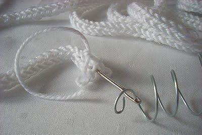 Оригинальная ёлка из вязаного шнура