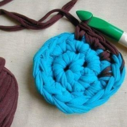 Коврик из старых футболок крючком