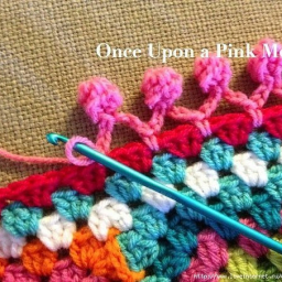 Красивая обвязка края помпончиками.