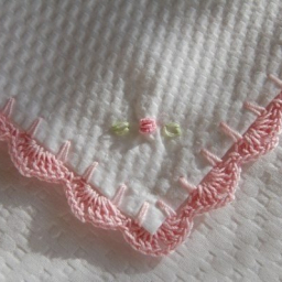 Отделка ткани с помощью вязального крючка