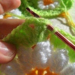 Яркий и нежный плед крючком - Ромашки