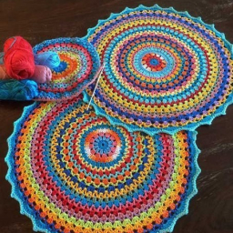 Вяжем крючком такие простые, но милые и яркие салфетки-мандалы