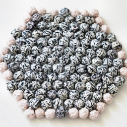 Подставка под горячее из нитяных шариков.