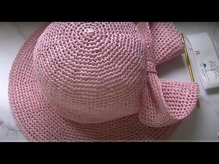 Вяжем летнюю шляпку с бантом крючком.