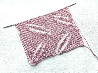 Элегантный узор из ажурных листьев на платочной вязке