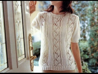 Элегантный джемпер в классическом стиле с вертикальным ажурным узором