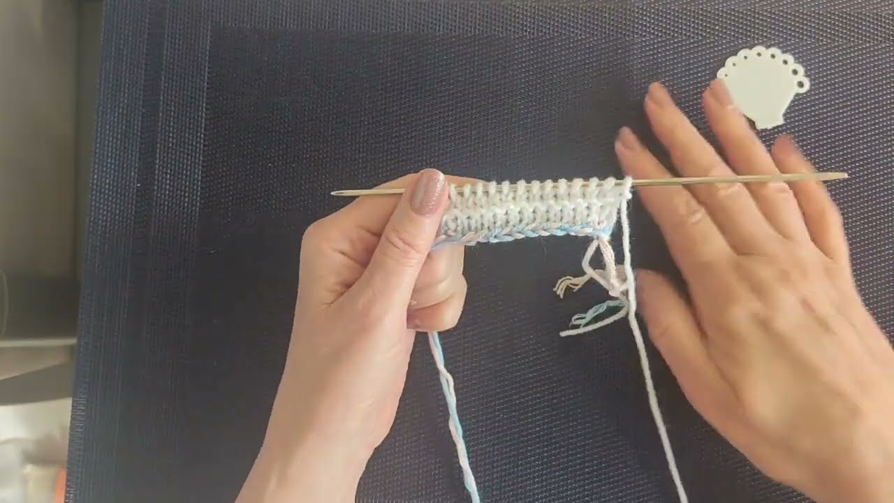 Двухцветный  способ набора петель спицами.