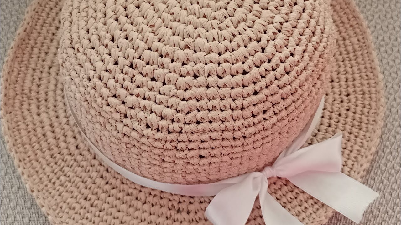 Шляпа из рафии крючком.