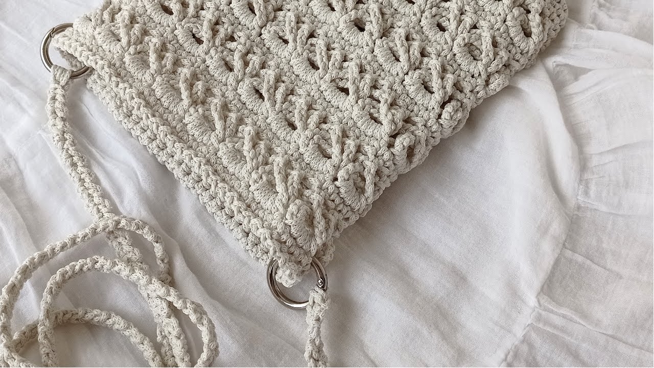 Меньше одного моточка пряжи и сумочка готова! Сумка "Мия" красивым ажурным узором. Crochet bag.